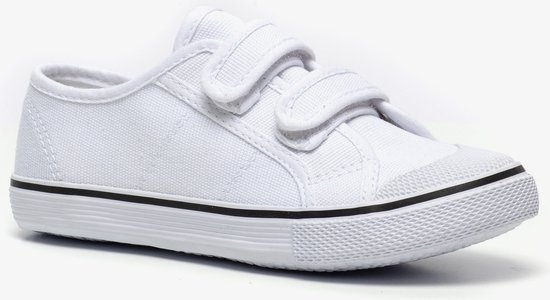 Witte sneaker met klittenbandsluiting en zwarte rand.