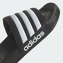 Tongs noires avec bandes Adidas blanches et logo.