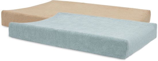 Een beige en een lichtblauw badstof aankleedkussen naast elkaar.