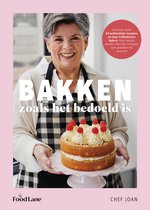 Chef Joan met een taart met twee lagen, versierd met slagroom en frambozen. De titel van het boek is 'Bakken zoals het bedoeld is'.