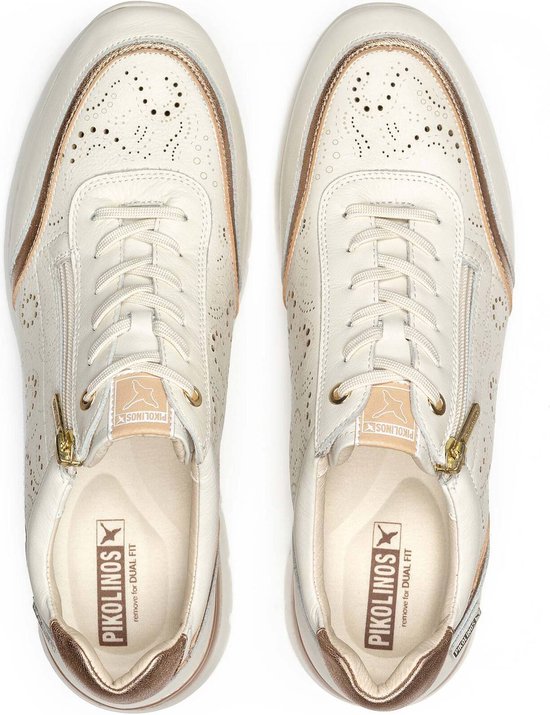 Baskets en cuir crème avec perforations et détails dorés, fermeture éclair et lacets, vue de dessus.