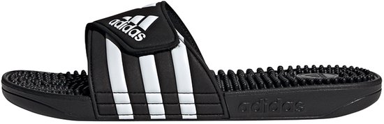Zwarte adidas slipper met witte strepen en massage noppen. Naam 'adidas' op de zool.