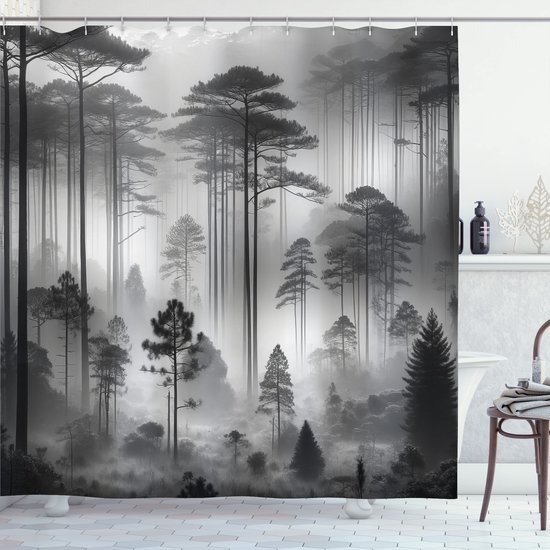 Rideau de douche avec une image en noir et blanc de grands arbres élancés dans une forêt brumeuse.