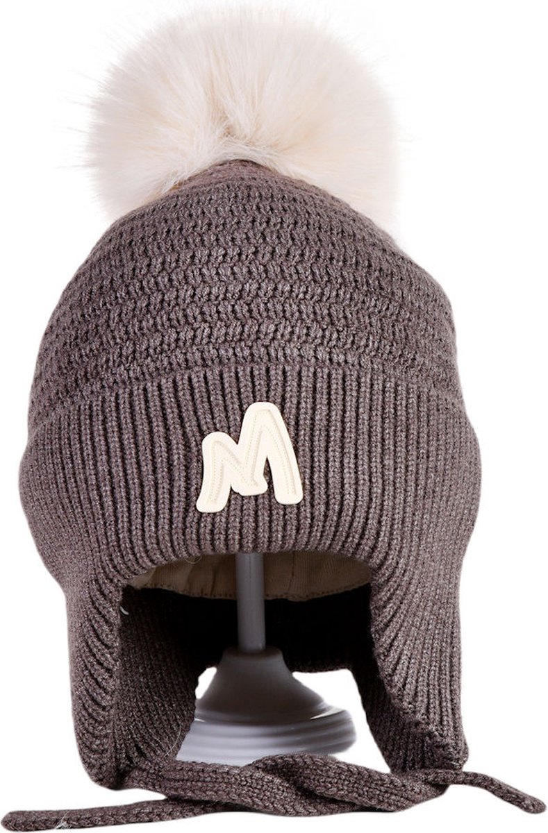 Decopatent - Muts Kind - Kinder muts met pompon - M Embleem - 6 Maanden t/m 6 jaar - Maat 48/52 - Kindermutsen Jongens & Meisjes - Gebreide Muts met Binnenvoering - Muts Baby / Peuter / Kleuter - Wintermuts - Kleur: Bruin