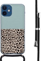 Hoesje met koord - Geschikt voor iPhone 12 Mini - Luipaard mint - Verstelbaar zwart koord - Transparant, Blauw - Luipaardprint - Leuke Telefoonhoesjes