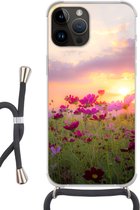 Geschikt voorApple Iphone 14 Pro Max - Crossbody Case - Zonsondergang - Bloemen - Roze - Natuur - Groen - Siliconen - Crossbody - Backcover met Koord - Telefoonhoesje met koord - Hoesje met touw