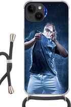 Geschikt voorApple Iphone 14 - Crossbody Case - Hooghoudende voetballer - Siliconen - Crossbody - Backcover met Koord - Telefoonhoesje met koord - Hoesje met touw