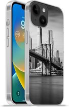 Geschikt voorApple Iphone 14 - Softcase hoesje - Architectuur - New York - Brooklyn Bridge - Water - Zwart wit - Siliconen Telefoonhoesje