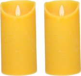 2x Oker gele LED kaarsen / stompkaarsen 15 cm - Luxe kaarsen op batterijen met bewegende vlam
