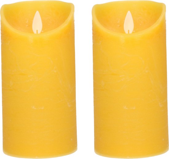 2x Oker gele LED kaarsen / stompkaarsen 15 cm - Luxe kaarsen op batterijen met bewegende vlam