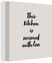 Canvas Schilderij Quotes - Koken - Spreuken - This kitchen is seasoned with love - Liefde - 50x50 cm - Wanddecoratie