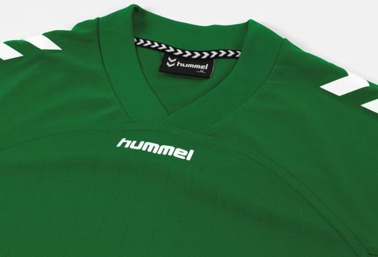 Nekdetail van een groen Hummel sportshirt met witte strepen op de schouders en het logo.
