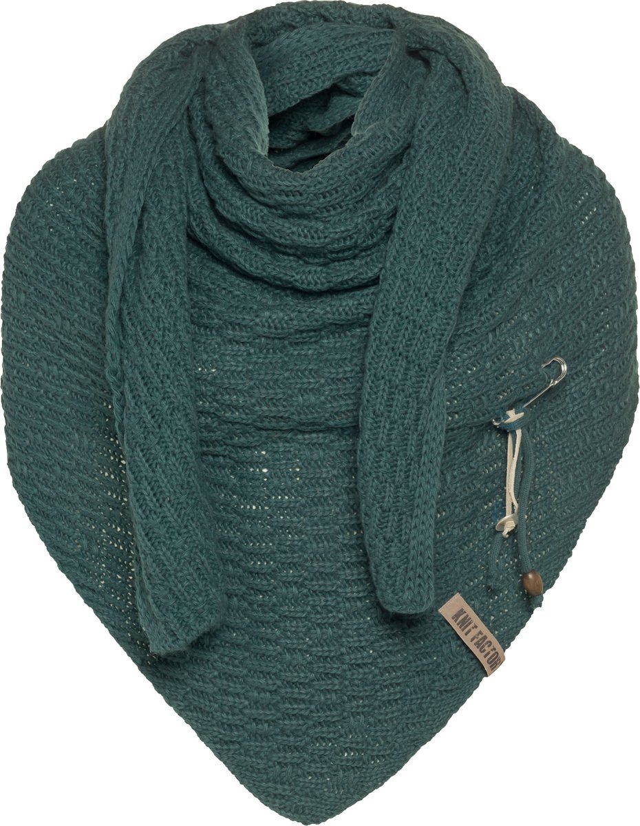 Knit Factory Jaida Gebreide Omslagdoek - Driehoek Sjaal Dames - Dames sjaal - Wintersjaal - Stola - Wollen sjaal - Groene sjaal - Laurel - 190x85 cm - Inclusief siersluiting