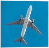 WallClassics - PVC Schuimplaat- Onderkant van Vliegtuig bij Blauwe Lucht - 50x50 cm Foto op PVC Schuimplaat