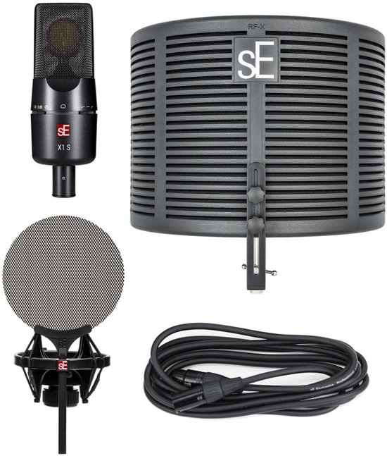 Zwarte sE Electronics X1 S microfoon, houder met popfilter, schuimpaneel en kabel.