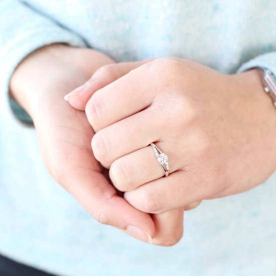 Damesring van 925 zilver met zirkonia, gedragen op een hand.