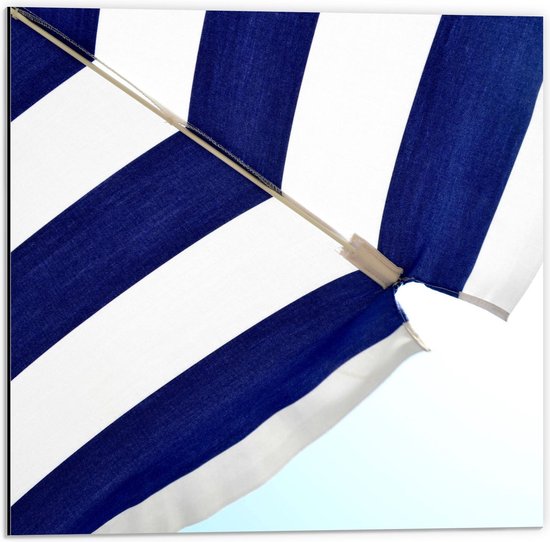 Dibond - Blauw Witte Parasol - 50x50cm Foto op Aluminium (Met Ophangsysteem)