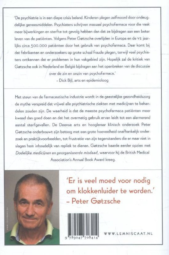 Peter Gøtzsche, auteur van "Dodelijk psychiatrie", lacht en kijkt naar de camera, met tekst "'Er is veel moed voor nodig om klokkenluider te worden.' - Peter Gøtzsche."
