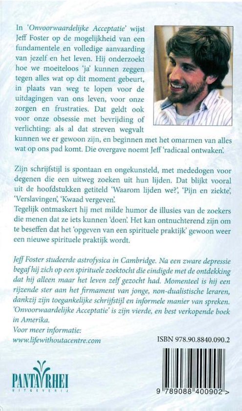 Achterkant boek 'Onvoorwaardelijke Acceptatie' met foto van Jeff Foster en tekst.