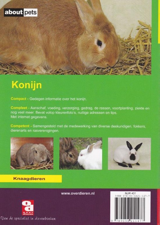 Close-up van een bruin konijn liggend op stro. Kleiner beeld van drie konijnen en een konijn met zwarte vlekken.