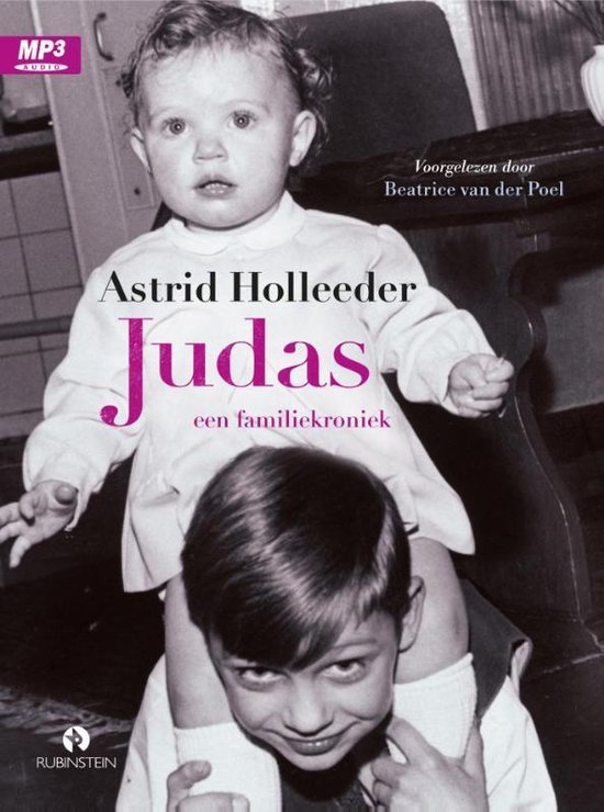 Een jongetje draagt een meisje op zijn schouders, beiden zwart-wit gekleed.