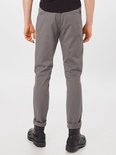 Achterkant van grijze chino broek met omgeslagen broekspijpen en zwarte laarzen.