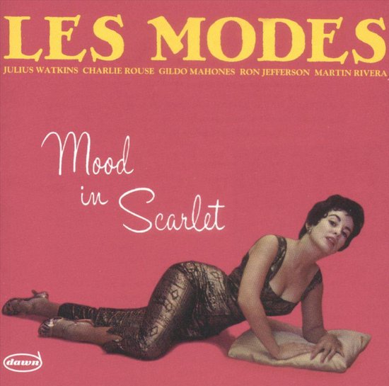 Vrouw in rode jurk, liggend op een kussen. Titel 'Mood in Scarlet'.