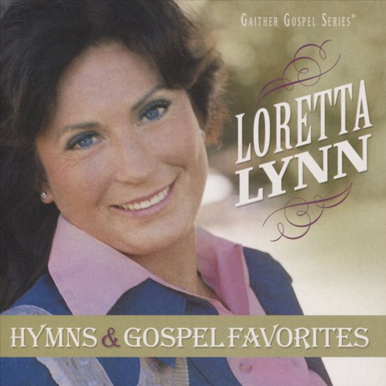 Loretta Lynn - Hymns & Gospel Favorites albumcover. Loretta Lynn lacht met blauwe ogen en draagt een roze en blauwe blouse.