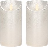 2x Zilveren LED kaarsen / stompkaarsen 15 cm - Luxe kaarsen op batterijen met bewegende vlam