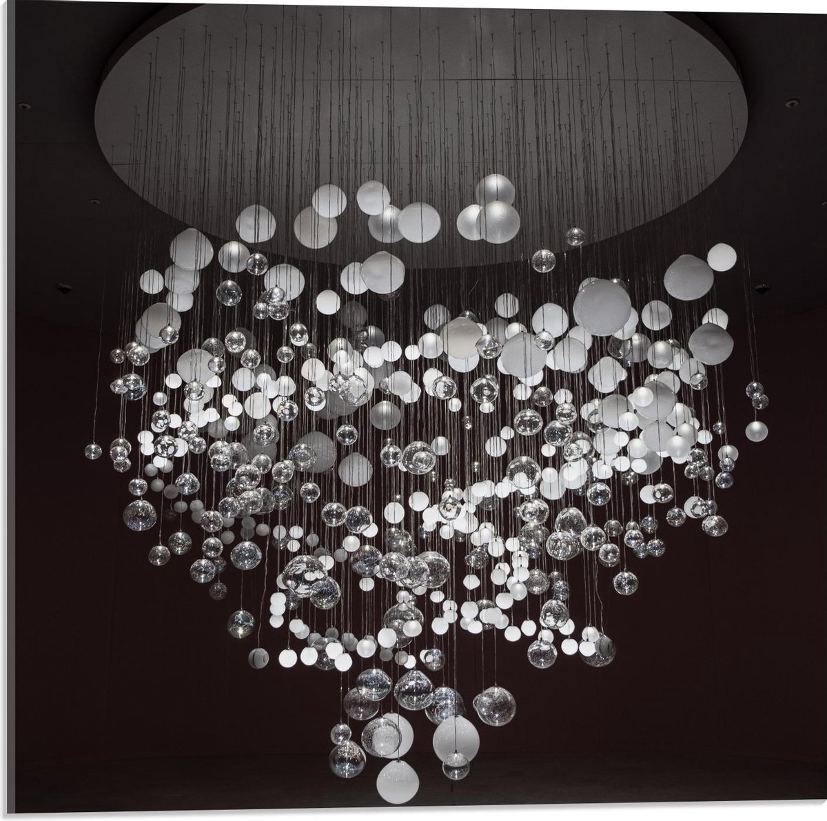 Acrylglas - Mega Kroonluchter (zwart/wit) - 50x50cm Foto op Acrylglas (Met Ophangsysteem)