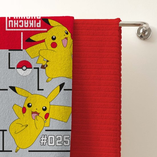 Een rode handdoek naast een rode en grijze strandlaken met twee vrolijke Pikachu's. Het woord "PIKACHU" staat in witte letters op de strandlaken.