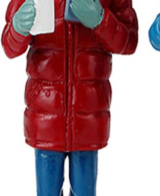 Detail van een rood winterjack met capuchon, blauwe broek en groene handschoenen.