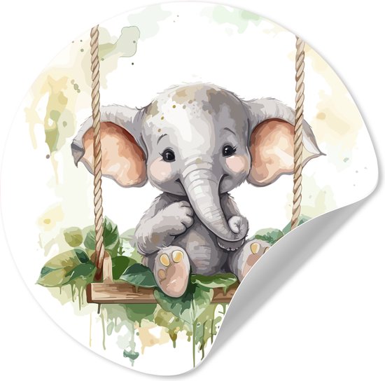 Un éléphant mignon est assis sur une balançoire en bois, avec des branches et des feuilles, sur un autocollant rond.
