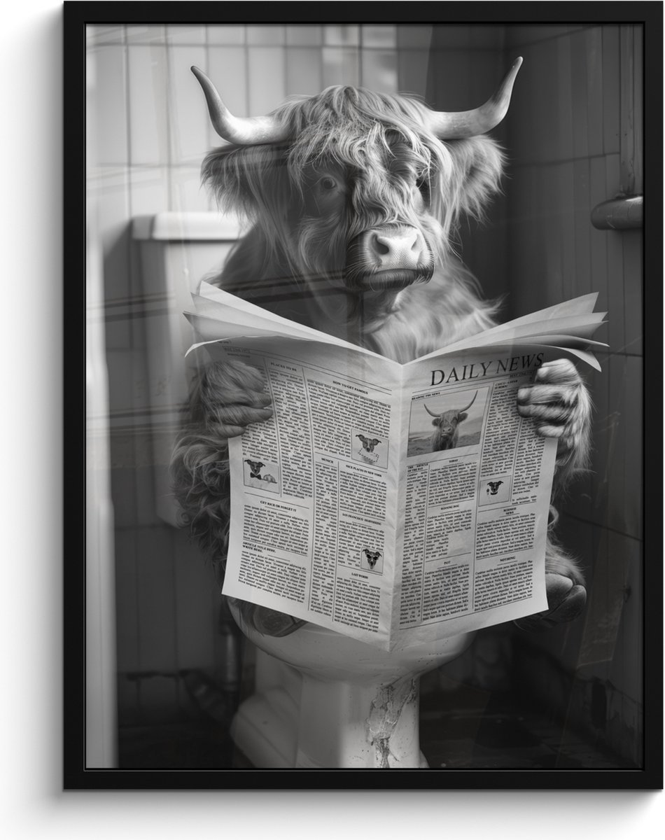 FrameYourWall Poster in lijst - Fotolijst 60x80 cm - Posters - Schotse hooglander - Koe - Krant - WC - Zwart wit - Posterlijst zwart - Wanddecoratie badkamer - Muurdecoratie WC - Decoratieve accessoires - Toilet muur decoratie Schotse hooglander - WC