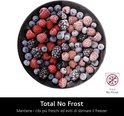 Zwart bord gevuld met bevroren bosbessen, bramen en frambozen, met een 'Total No Frost' icoon.
