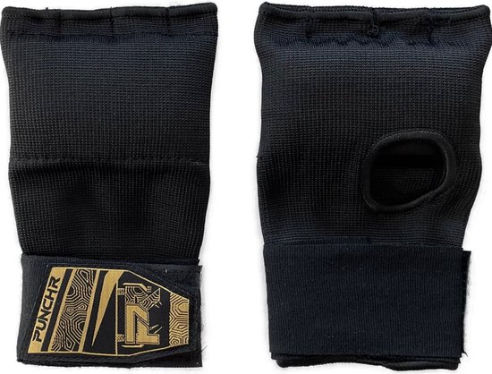 Zwarte bokshandschoenen met goudkleurige, geometrische 'PUNCHR'-opdruk op de bandsluiting.