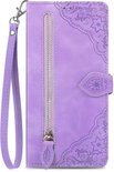 Étui portefeuille violet en similicuir fermé, avec motif floral, fermeture éclair et dragonne.
