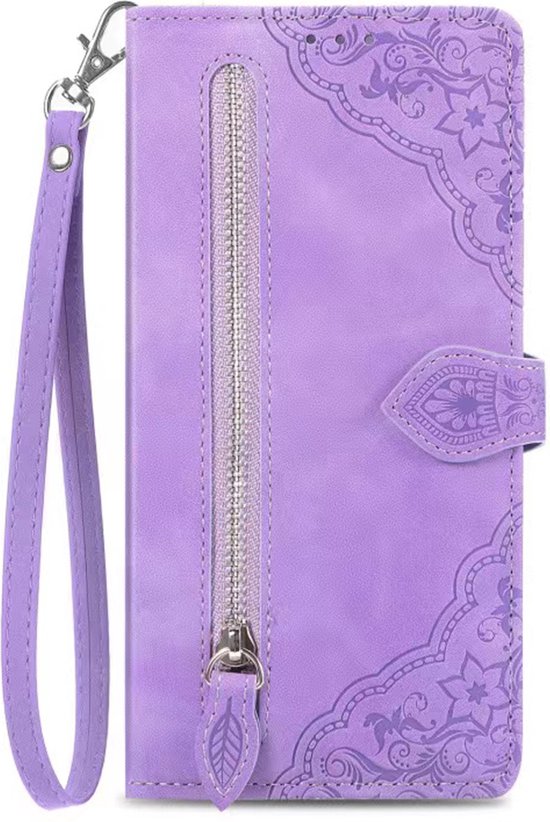 Étui portefeuille violet en similicuir fermé, avec motif floral, fermeture éclair et dragonne.