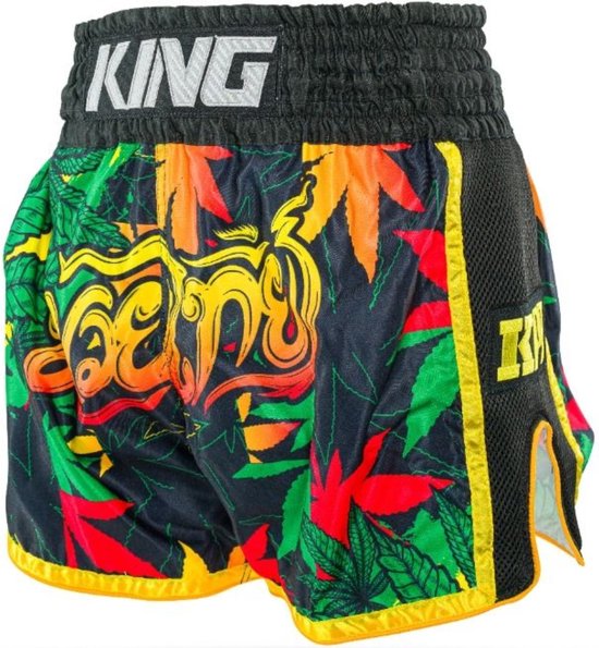 Zwarte korte broek met cannabisbladerenprint en Thais schrift. Zwarte tailleband met 'KING' logo.