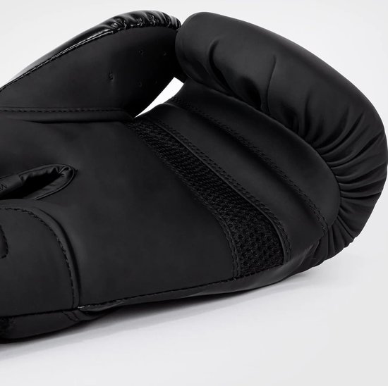 Zwarte bokshandschoen met glanzende neus, mesh en gestreepte details.