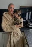 Beige badjas met capuchon van zacht fleece, met een kat.
