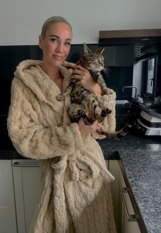 Beige badjas met capuchon van zacht fleece, met een kat.