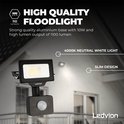 Projecteur LED noir élancé avec détecteur de mouvement et 1100 lumens.