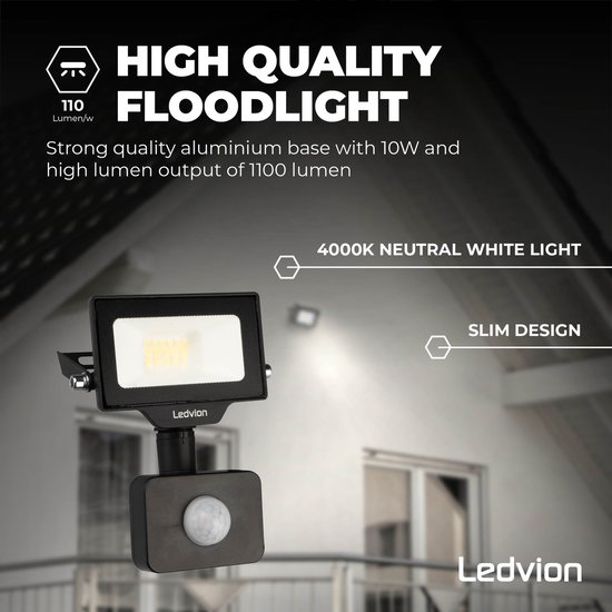 Projecteur LED noir élancé avec détecteur de mouvement et 1100 lumens.