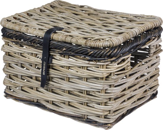 Grijze rotan mand met deksel en zwart leren bandje, zijaanzicht.