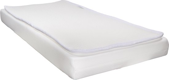 Wit matras met een wit gaasdoek met honingraatstructuur, omzoomd met een witte rand, bovenop.