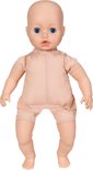 Baby pop zonder kleding, met blauwe ogen en open mond.