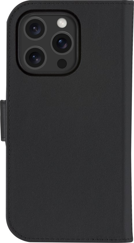 Coque de téléphone noire avec triple appareil photo à l'arrière, rabat fermé.