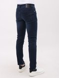Achterkant van blauwe stretch jeans met regular fit voor heren. Gedragen met witte sneakers.