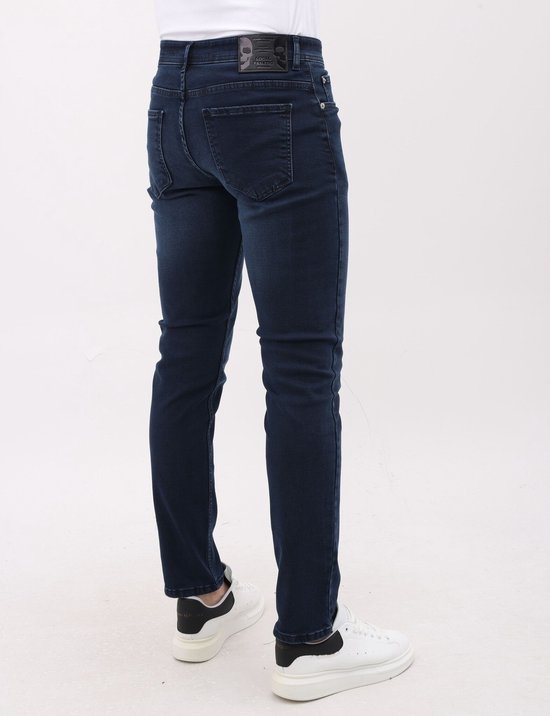 Achterkant van blauwe stretch jeans met regular fit voor heren. Gedragen met witte sneakers.